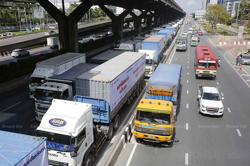 Schwere Lkw fahren am 16. November zum Energieministerium in Bangkok, da die Lkw Betreiber von der Regierung verlangt haben, den Dieselpreis auf 25 Baht pro Liter zu begrenzen