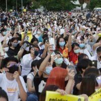 Studenten nehmen am 10. August letzten Jahres an einer Kundgebung gegen die Regierung auf dem Rangsit-Campus der Thammasat-Universität teil