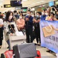 Südkoreanische Passagiere des Fluges von Incheon werden bei der Ankunft am Flughafen Chiang Mai am Freitagabend begrüßt.