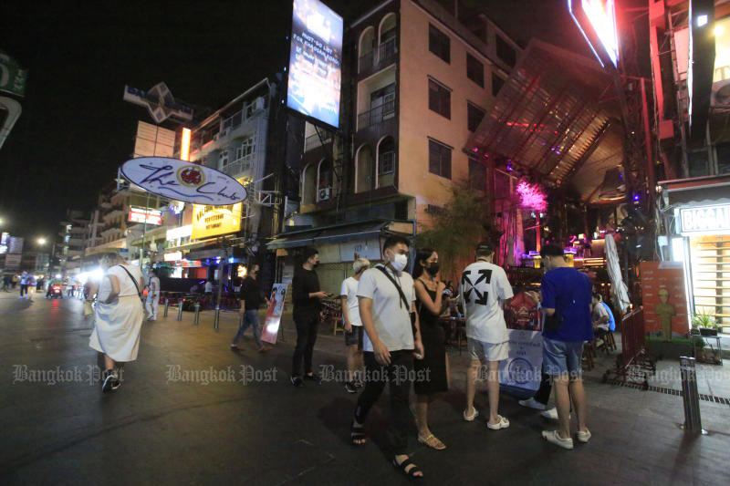 Thailändische und ausländische Besucher gehen am 12. November dieses Jahres auf der Khaosan Road, nachdem das Land am 1. November wieder für Flugreisende geöffnet wurde