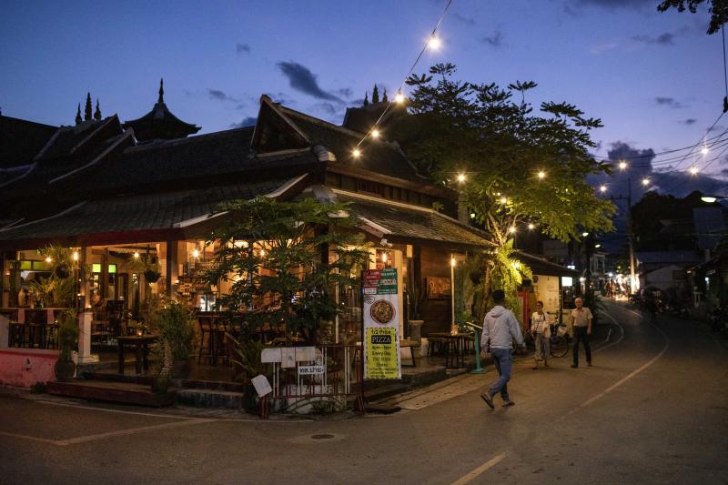 Touristen gehen am Montag an einem Restaurant im Bezirk Pai, Mae Hong Soon, vorbei.
