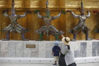 Touristen kehren am Samstag zu beliebten Zielen in Bangkok wie dem Smaragd Buddha Tempel zurück.