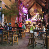 Touristen und Anwohner verbringen am 2. November dieses Jahres Zeit in einem Restaurant an der Khaosan Road in Bangkok