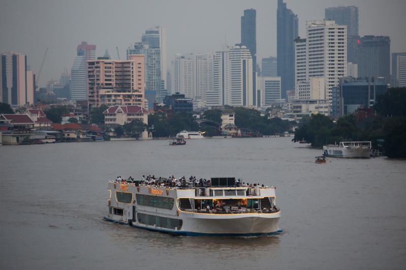 Touristenboote sind zum Chao Phraya-Fluss zurückgekehrt, mit diesem Schiff, das Passagiere in Richtung der Gedächtnisbrücke befördert