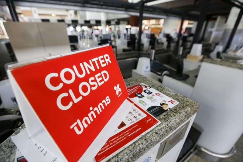 Während der Sperrung wird an einem Check-in Schalter von Thai AirAsia am Flughafen Don Mueang ein Schild angezeigt.