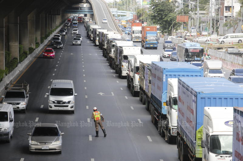 Während des Truck Power 2 Protestes am 16. November 2021 werden Lastwagen entlang der Bang Na-Trat Road geparkt.