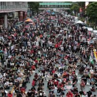 Dateifoto - Am 3. September versammeln sich regierungsfeindliche Demonstranten an der Kreuzung Ratchaprasong in Bangkok. (Foto - Chanat Katanyu)