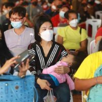 Am vergangenen Mittwoch warten Menschen im Wat Bang Phli Yai Klang im Bezirk Bang Phli von Samut Prakan auf die Covid-19-Impfung.