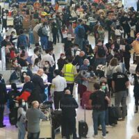 Ankommende Besucher drängen sich am Freitag auf den Flughafen Suvarnabhumi. Das Einreiseprogramm Test and Go wird wahrscheinlich aufgrund von Bedenken von Omicron ausgesetzt