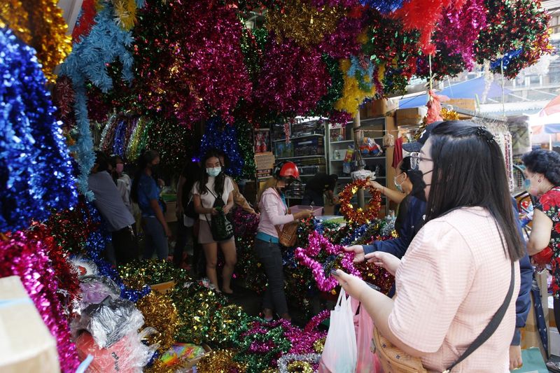 Auf dem Sampeng-Markt im Bezirk Samphanthawong kaufen die Menschen Heimdekorationen für die festliche Jahreszeit.