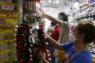 Auf dem Sampeng-Markt im Stadtteil Samphanthawong kaufen die Menschen Dekorationsartikel und Geschenke für die Weihnachtszeit. Apichit Jinakul