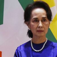 Aung San Suu Kyi wurde im Dezember wegen Anstiftung zum Militär und Verstoßes gegen die Covid-19 Regeln inhaftiert und muss sich mehreren weiteren Anklagen stellen