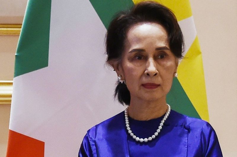 Aung San Suu Kyi wurde im Dezember wegen Anstiftung zum Militär und Verstoßes gegen die Covid-19 Regeln inhaftiert und muss sich mehreren weiteren Anklagen stellen
