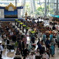 Ausländische Touristen kommen am ersten Tag der Wiedereröffnungskampagne des Landes am 1. November 2021 am Flughafen Suvarnabhumi an.