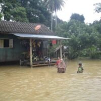 Ban Nam Tok in der Gemeinde Pasemat des Bezirks Sungai Kolok in der Provinz Narathiwat wurde am Montagmorgen durch einen Überlauf des Flusses Sungai Kolok überflutet.