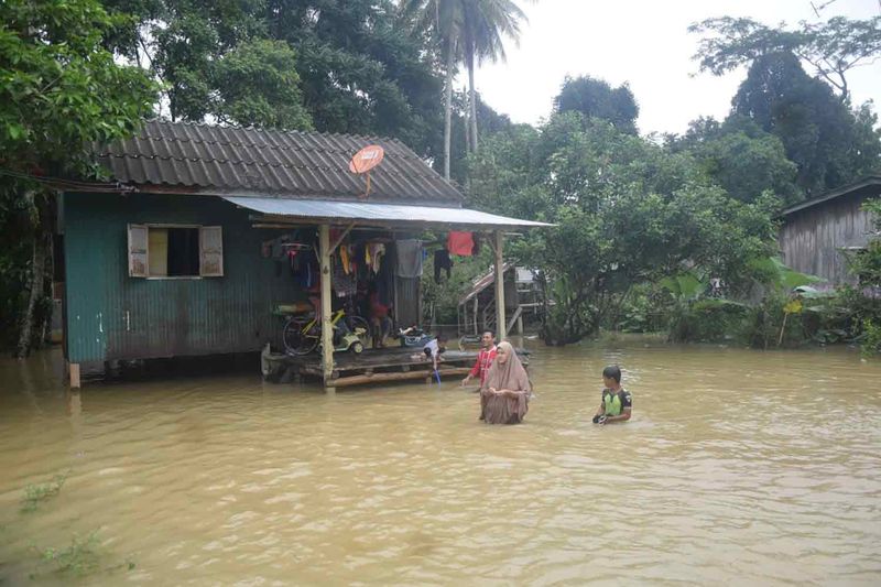 Ban Nam Tok in der Gemeinde Pasemat des Bezirks Sungai Kolok in der Provinz Narathiwat wurde am Montagmorgen durch einen Überlauf des Flusses Sungai Kolok überflutet.