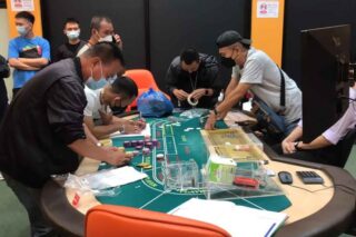 Bei der Razzia in einem Hotelzimmer in Pattaya am Dienstagabend beschlagnahmte die Polizei Spielgeräte als Beweismittel. 42 Spieler wurden festgenommen.