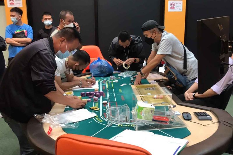 Bei der Razzia in einem Hotelzimmer in Pattaya am Dienstagabend beschlagnahmte die Polizei Spielgeräte als Beweismittel. 42 Spieler wurden festgenommen.