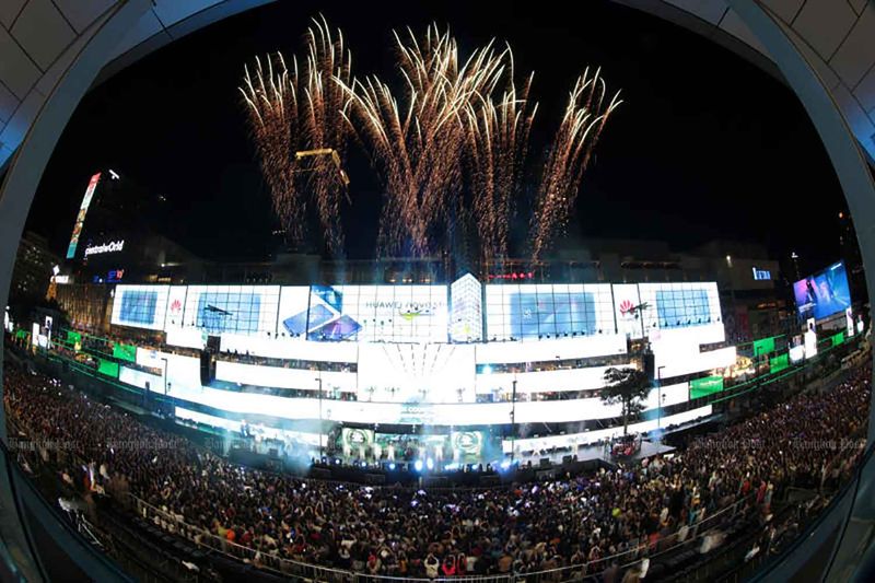 Bei einer Neujahrs Countdown Veranstaltung im Einkaufszentrum CentralWorld in Bangkok am 31. Dezember 2019 versammeln sich große Menschenmengen zu Musik, Lichtshows und Feuerwerk