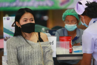 DATEIFOTO - Eine Frau erhält am 8. Dezember 2021 im Bang Phli Yai Klang Tempel in der Provinz Samut Prakan eine Auffrischimpfung des Pfizer Covid-19-Impfstoffs. (Bangkok Post Foto)