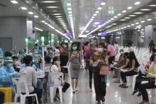 Das Gesundheitsministerium bietet am Samstag eine zweite Impfung und eine Auffrischimpfung gegen Covid-19 für die Menschen in der Bang Sue Grand Station in Bangkok an