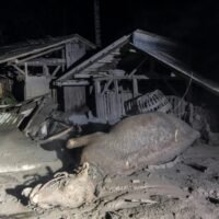 Der Ausbruch hinterließ mindestens 11 Dörfer, die mit Vulkanasche bedeckt waren, und dabei die Häuser und das Vieh erstickte.