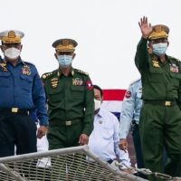 Der Chef der myanmarischen Streitkräfte, Senior Gen Min Aung Hlaing (rechts), winkt bei der Einweihung einer neuen militärischen Küstenwache in Yangon am 6. Oktober dieses Jahres
