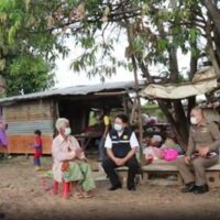 Der Gouverneur von Chaiyaphum, Kaisorn Kongchalard (rechts), spricht mit Großmutter Luan Choksiri (86) in der provisorischen Straßenunterkunft der Familie