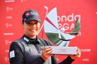 Die Golferin Ariya Jutanugarn hält die LPGA Thailand Trophy