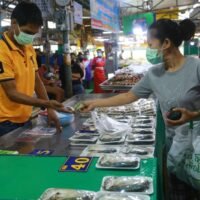 Die Leute kaufen frische Lebensmittel auf dem Bang Khong Frischmarkt in der Provinz Samut Prakan. Laut Handelsministerium stieg die Gesamtinflation im November gegenüber dem Vorjahr um 2,71 %