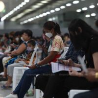 Die Leute warten an der Bang Sue Grand Station in Bangkok auf die Covid-19 Impfung