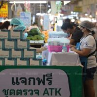 Die Menschen erhalten am 3. Dezember kostenlose Antigen-Testkits auf dem Thanommit-Markt in Bangkoks Bezirk Bang Khen