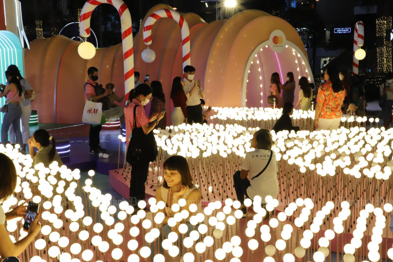 Die Menschen genießen Dekorationen, um die Weihnachts- und Neujahrsfeiertage im Einkaufszentrum CentralWorld zu feiern