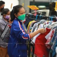 Die Menschen kaufen am Mittwoch (1. Dezember) auf einem Markt in Samut Prakan warme Kleidung, da die Temperaturen zum Jahresende sinken