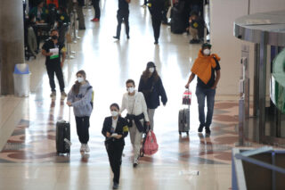 Die Passagiere kommen am Montag am Flughafen Suvarnabhumi an. Gerüchte über eine Änderung des „Test & Go“ Programms beunruhigen die Tourismusunternehmen
