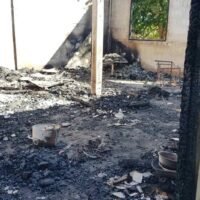 Drogensüchtiger Sohn hat das Haus der Familie niedergebrannt