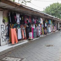 Ein Autofahrer passiert am 29. Oktober Geschäfte in der Gegend von Kuta auf Bali