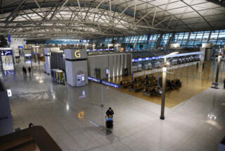 Ein Mann mit Maske steht am Dienstag auf dem Incheon International Airport in Incheon, Südkorea