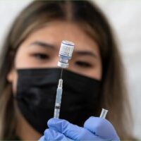 Ein Mitarbeiter des Gesundheitswesens bereitet am 14. November 2021 in San Francisco einen Covid-19 Impfstoff vor