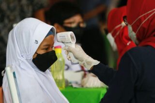 Ein Student unterzieht sich einem Gesundheitsscreening, bevor er während eines Impfprogramms für Kinder im Alter von 6 bis 11 Jahren in Jakarta eine Dosis eines Covid-19 Impfstoffs erhält