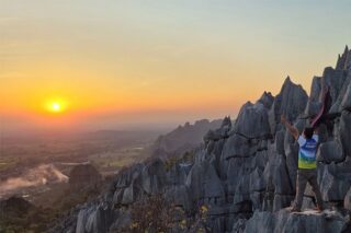 Ein Tourist betrachtet am Montag den Sonnenaufgang auf dem Berg Long Ruea Ta Muen, einem neuen Touristenziel im Bezirk Noen Maprang von Phitsanulok