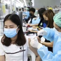 Eine Frau erhält am Montag im Hauptimpfzentrum der Bang Sue Grand Station eine Dosis Covid-19 Impfstoff. Die Regierung ermutigt die Menschen, sich impfen zu lassen