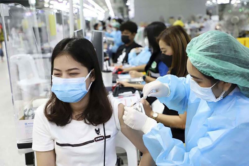 Eine Frau erhält am Montag im Hauptimpfzentrum der Bang Sue Grand Station eine Dosis Covid-19 Impfstoff. Die Regierung ermutigt die Menschen, sich impfen zu lassen