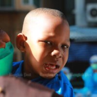 Eine Frau nimmt ihren Jungen am Donnerstag zu einem Covid-19 Abstrichtest im Bezirksamt Bang Rak mit, nachdem die Omicron Variante aufgetaucht ist