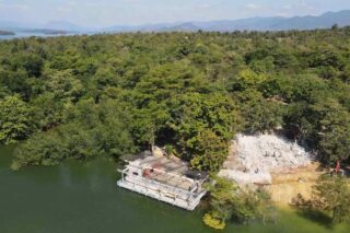 Eine Luftaufnahme des Suanphittawan Resort am Rande des Stausees des Srinakarin Dam in Kanchanaburis Bezirk Si Sawat, der illegal im Srinakarin Dam National Park gebaut wurde