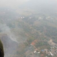 Eine Luftaufnahme eines Hotspots eines Waldbrandes in der Provinz Phichit am Montagmorgen.