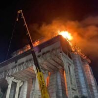Flammen steigen in der Nacht zum Mittwoch von der Spitze des Trockenturms der brennenden Reismühle Tong Hua Buayai Co im Bezirk Bua Yai, Nakhon Ratchasima.