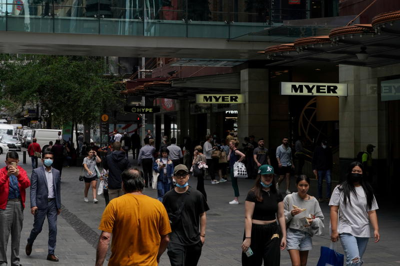 Fußgänger gehen am 9. November 2021 durch einen Einkaufsplatz in Sydney, als der Bundesstaat New South Wales das Ziel von 90 % der Doppeldosis Coronavirus Impfung übertrifft