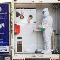 Gesundheitspersonal bereiten am Mittwoch eine mobile Covid-Testeinheit am Bangkok Bus Terminal im Bezirk Chatuchak in Bangkok vor