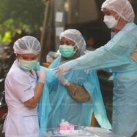 Gesundheitspersonal bereitet sich am vergangenen Donnerstag auf Massentests im Bezirk Bang Rak in Bangkok vor, um Omicron Fälle im Land zu erkennen